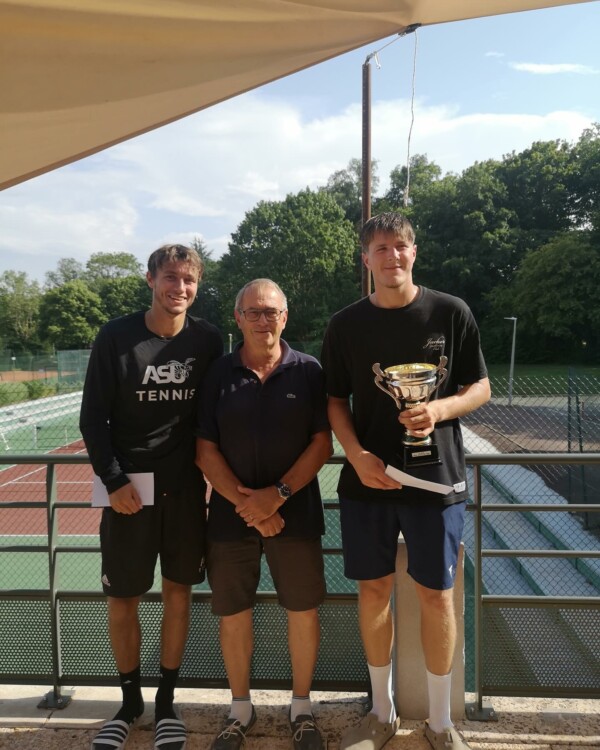 Avec un peu plus de 300 participants, le tournoi seniors du TC Caen s’est terminé le 31 juillet avec les résultats ci-dessous :Dames : victoire de Anna Stadnikova (1/6) du club de Boulogne-Billancourt contre Maissane Ben Hassine (2/6) du Country Club Aixois

  Messieurs : victoire de Brice Patoux (-2/6) de Bois-Guillaume contre David Jeanne-Grandinot (-2/6) de Mondeville